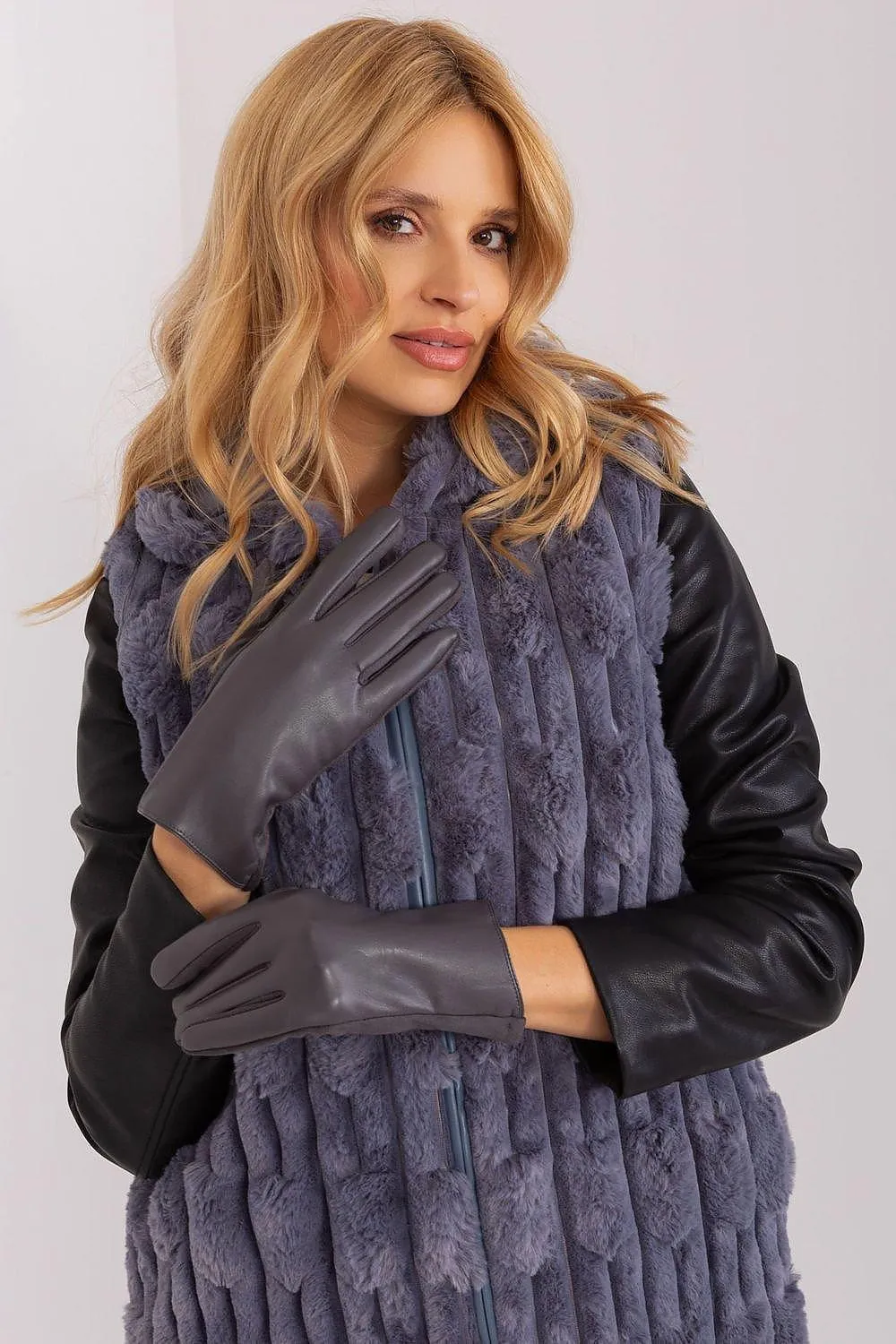 Chic Floral Embroidered Women's Touchscreen Gloves for Effortless Style