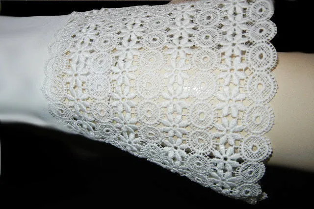 ELEGANT VINTAGE ‘50s / EARLY ‘60s HEAVY EMBROIDERED LACE CUFF GAUNTLET GLOVES - NEW OLD STOCK WITH TAGS